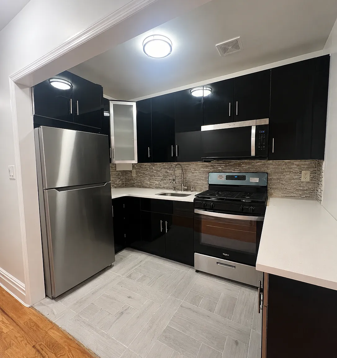 3 bed, 820 sqft, $3,500 — Photo 2