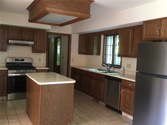 3rd image of 7589 Eisenhower Dr