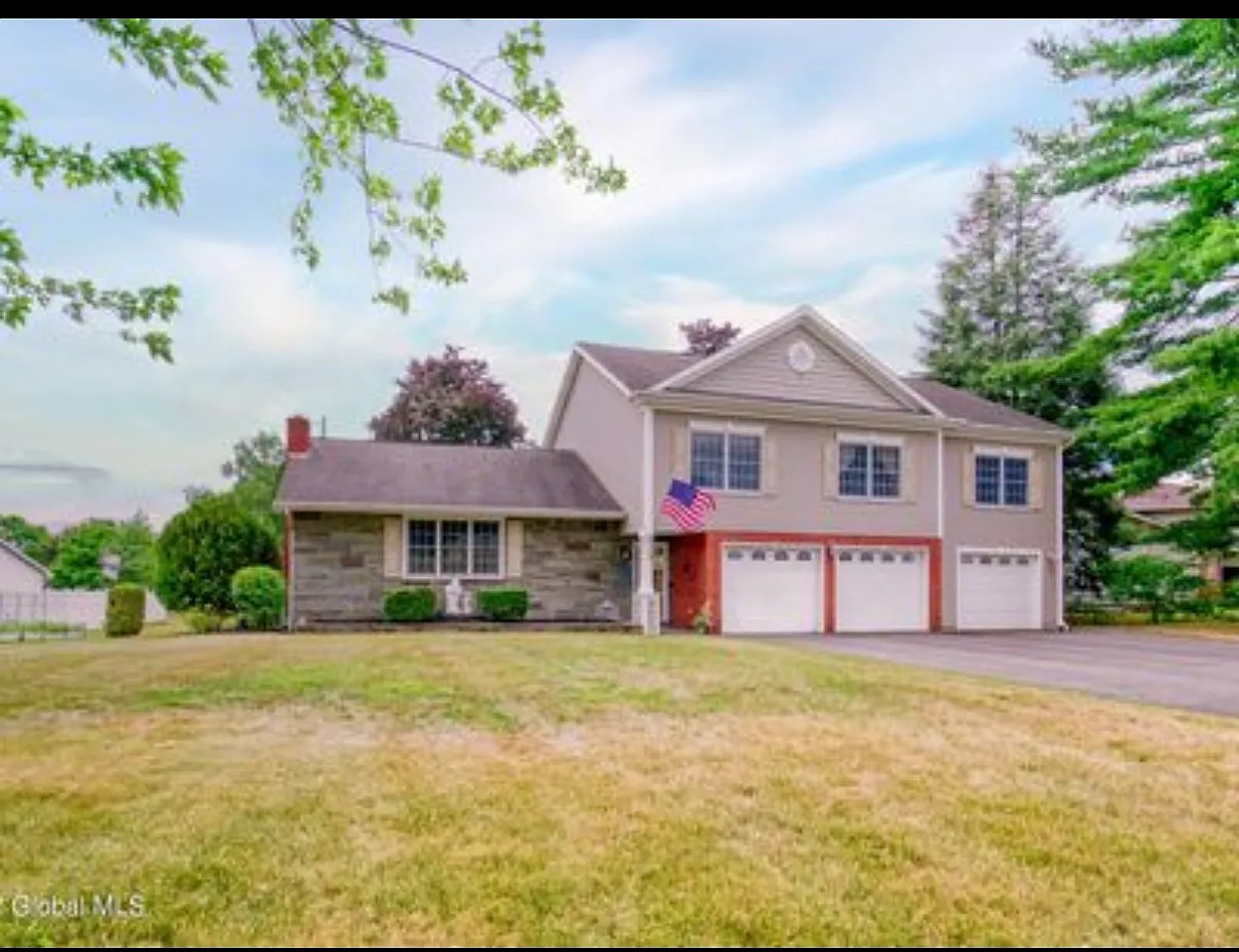 4 bed, 2900 sqft, $1,400 — Photo 1