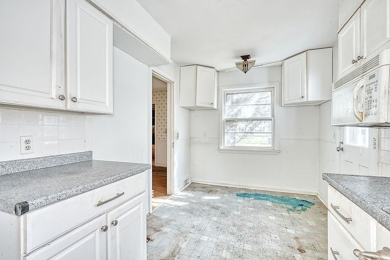 16th image of 262 Commodore Pkwy