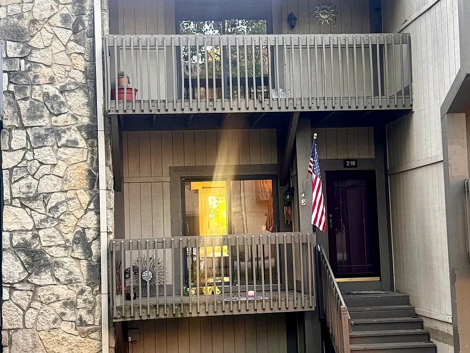 216 Hermitage Ct