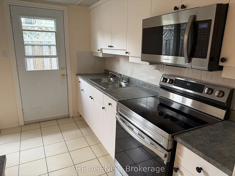 323 Waratah Ave — Photo 14
