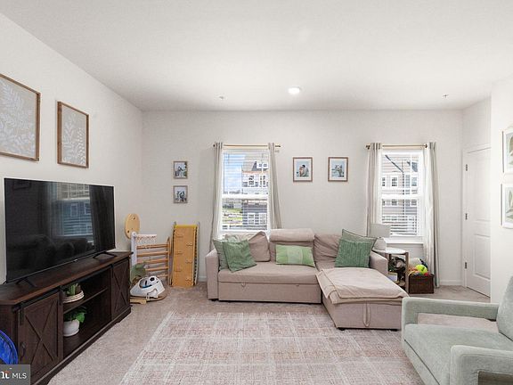 3rd image of 377 Hackley Dr