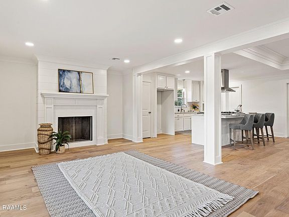 3rd image of 501 Montrose Ave