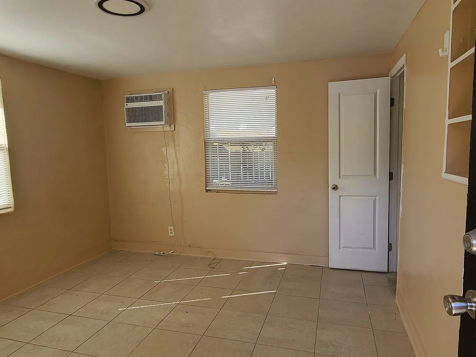 Studio, $1,000 — Photo 3