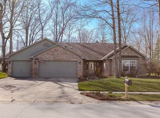 1002 Honeysuckle Dr, Mooresville, IN