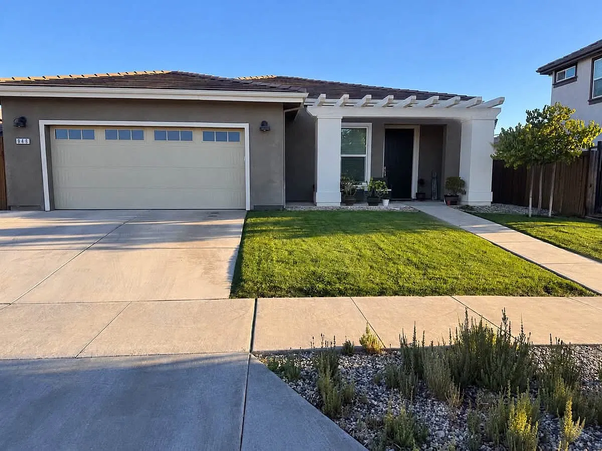 3 bed, 2.5 bath, 2020 sqft, $3,300 — Photo 1