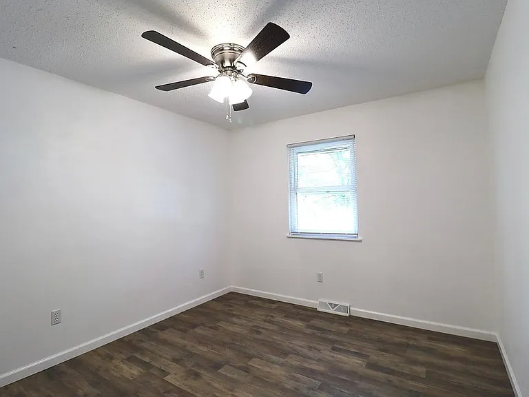 1108 Hess Ave — Photo 9