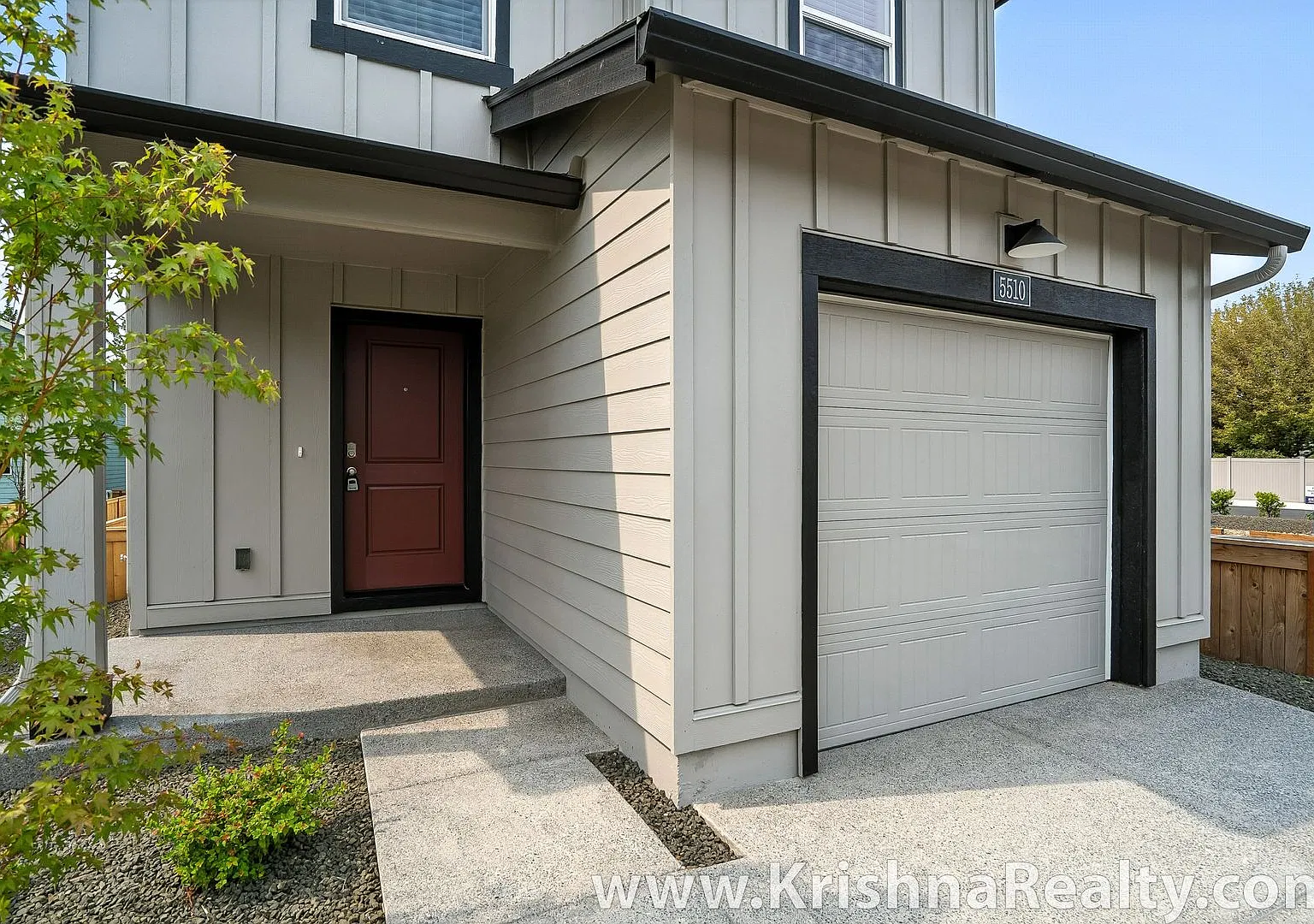Modern 3-Bedroom Home with Upstairs Loft, Central A/C & Fenced Backyard — Photo 4