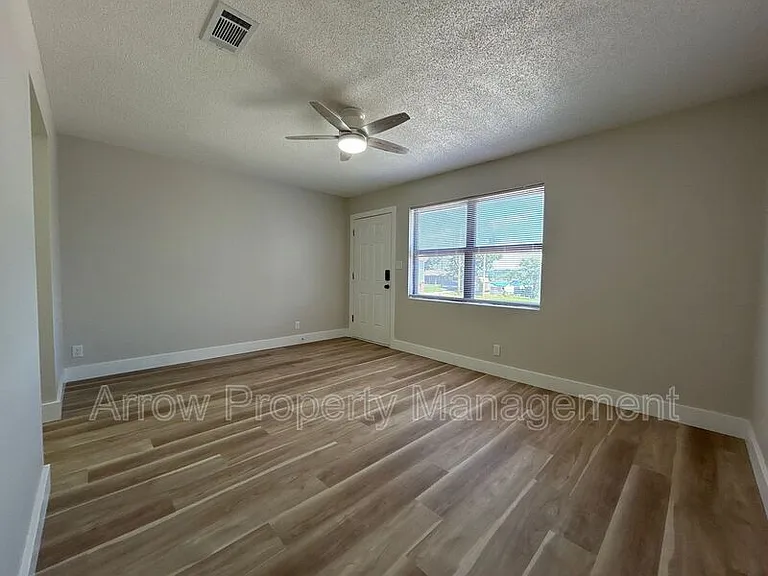 1218 S Jackson St — Photo 3