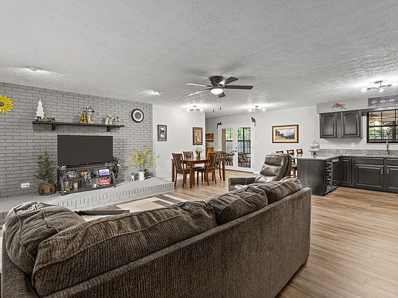 5th image of 325 Poplar St