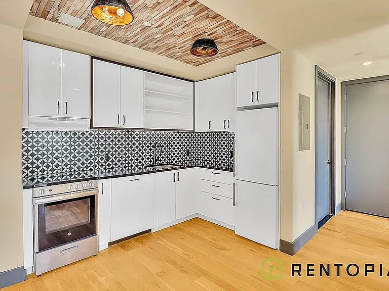 338 Evergreen Ave #402 — Photo 3