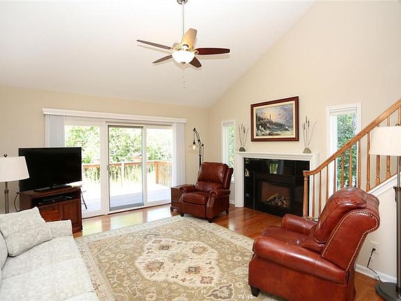 3rd image of 833 Carriage Ln