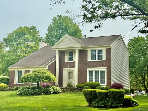 3023 Holben Dr, Lake Orion, MI 48360