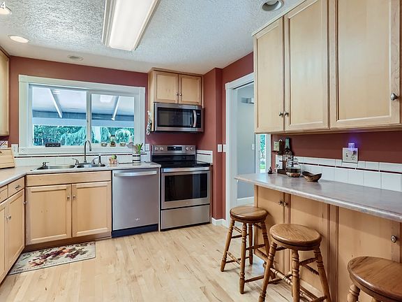 5th image of 482 NE 18th Ave