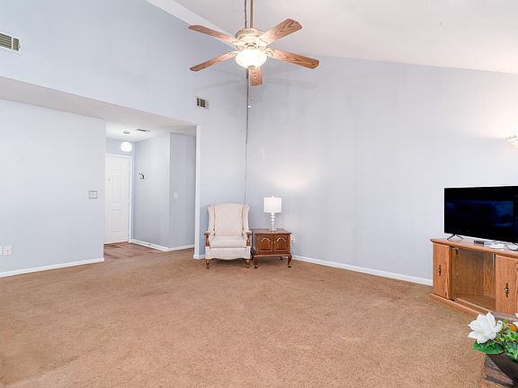 5th image of 716 Clark Dr