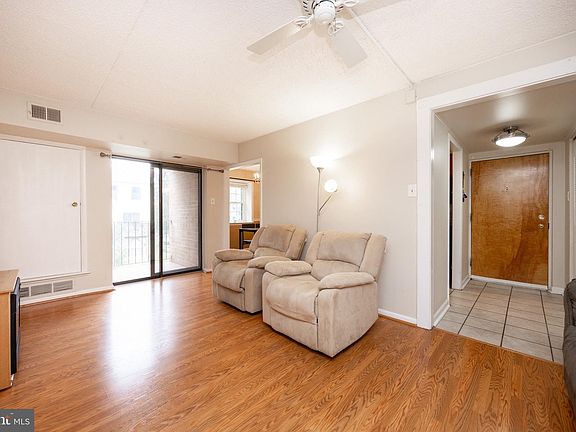 4th image of 3015 Valley Dr #3015