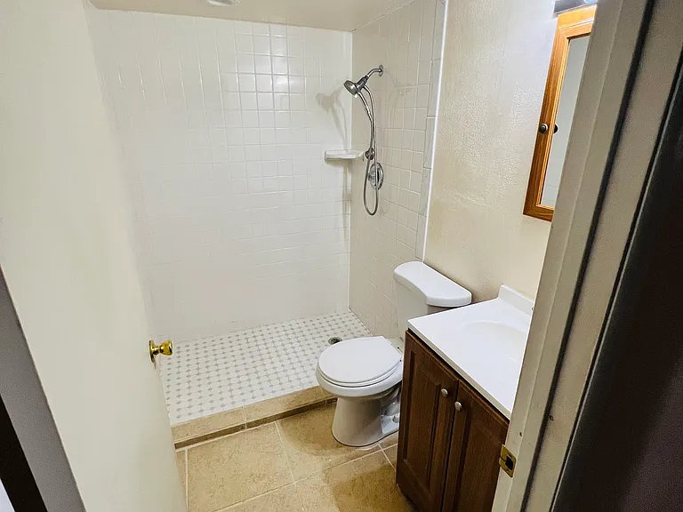 513 W Henry St — Photo 11