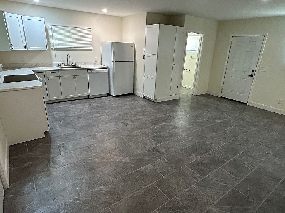 Kitchen & Living area 22' x 23'