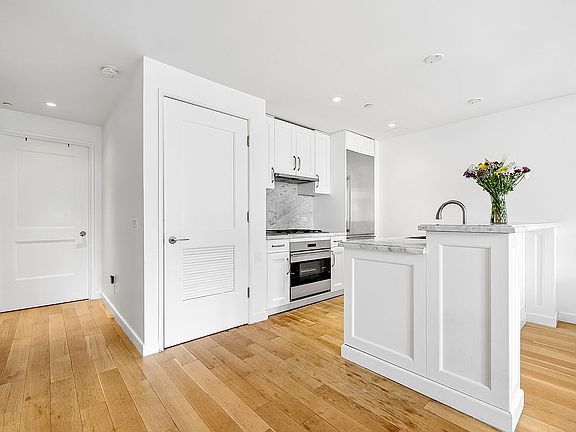 3rd image of 225 E 19th St #503