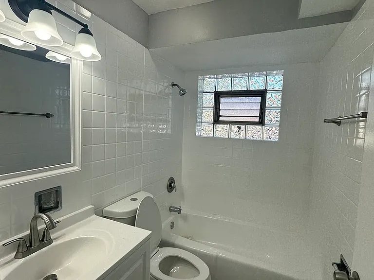 1015 E 150th Pl #3E — Photo 10