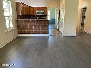 5th image of 412 Avenshire Ct