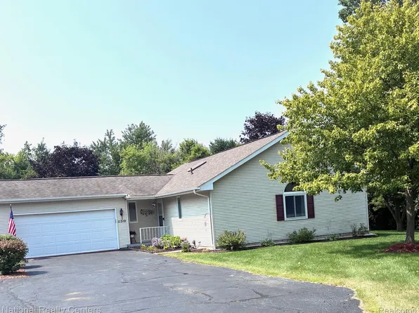11710 Hawthorne Glen Dr, Grand Blanc, MI 48439