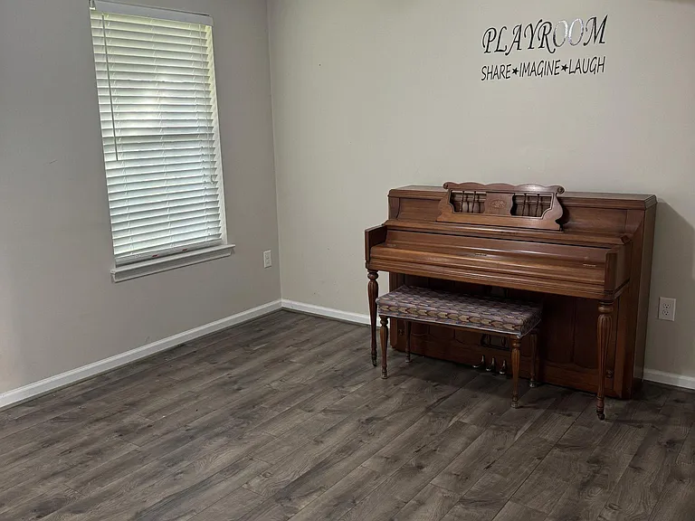 304 Susan Cir — Photo 4