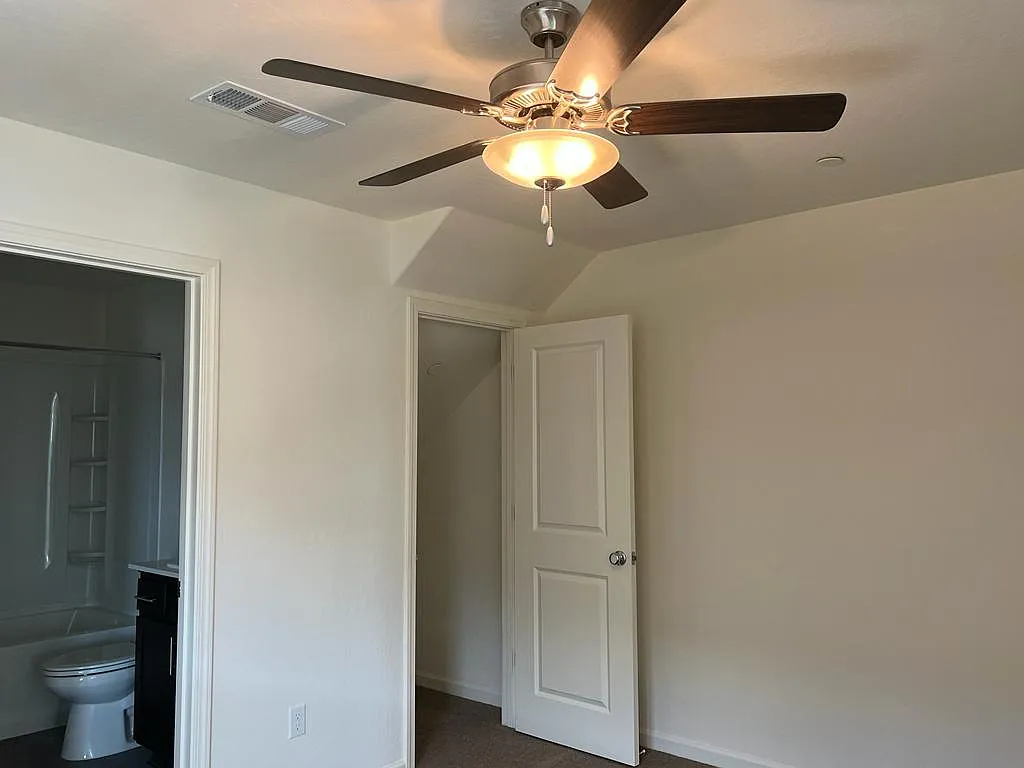 1 bed, 550 sqft, $1,150 — Photo 3