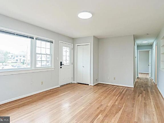 5th image of 2 Elaine Cir SE