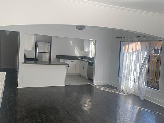 3rd image of 5753 Camerford Ave