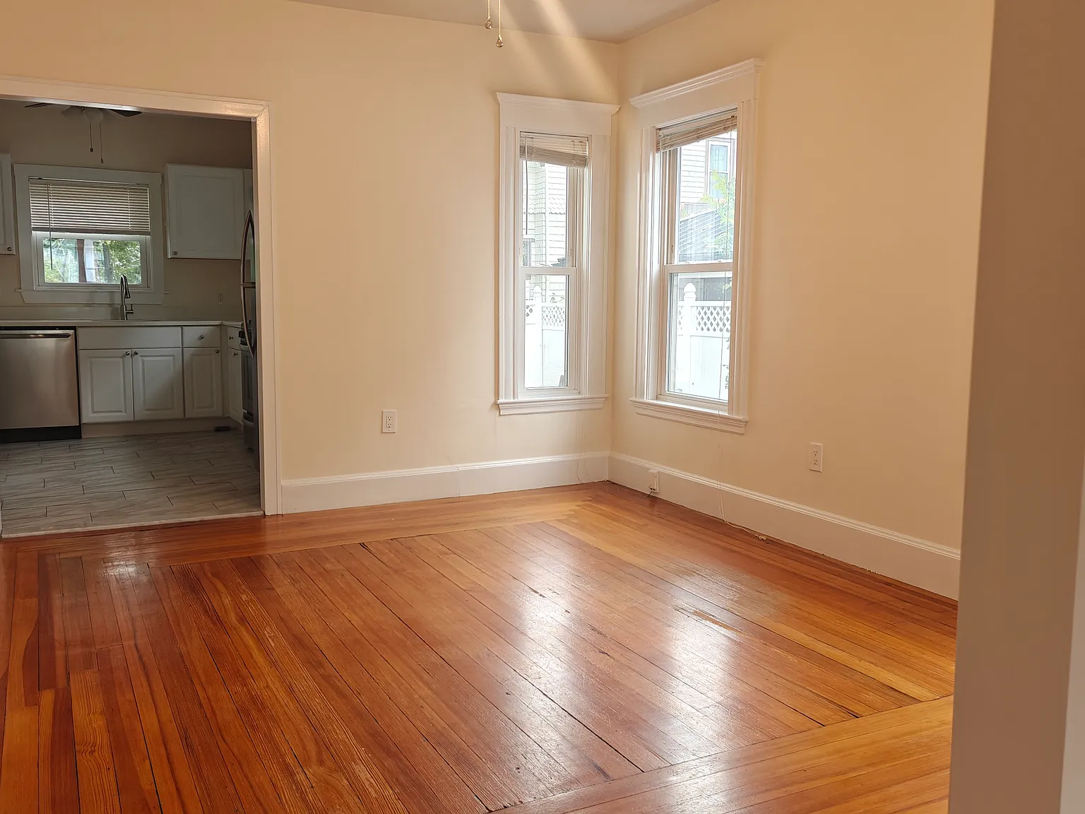 2 bed, 1000 sqft, $2,700 — Photo 3