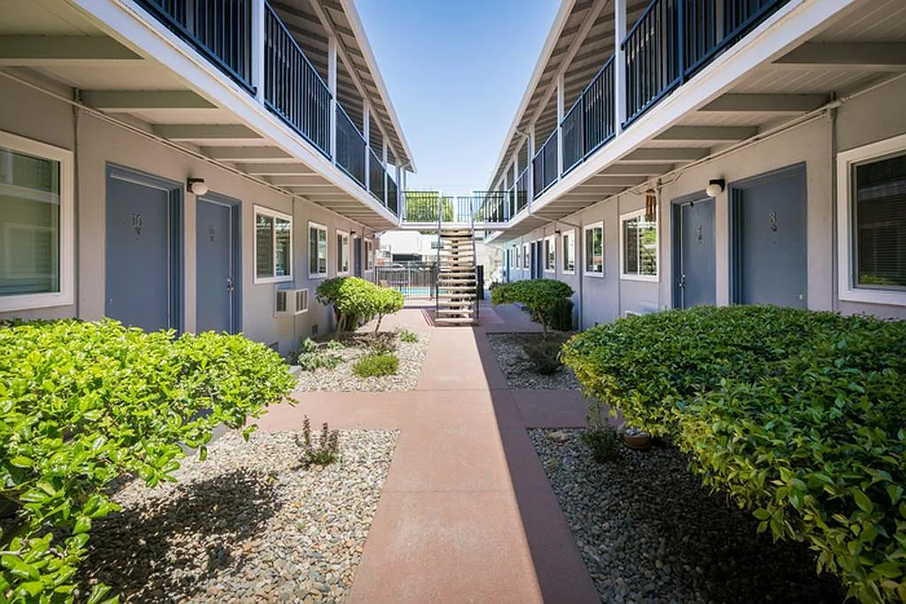 1 bed, 550 sqft, $1,400 — Photo 2