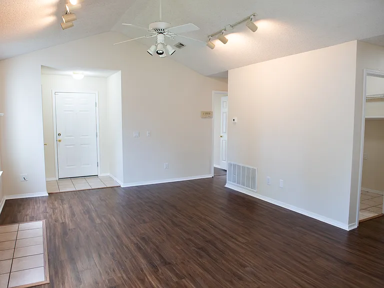 1481 Fredonia St — Photo 3