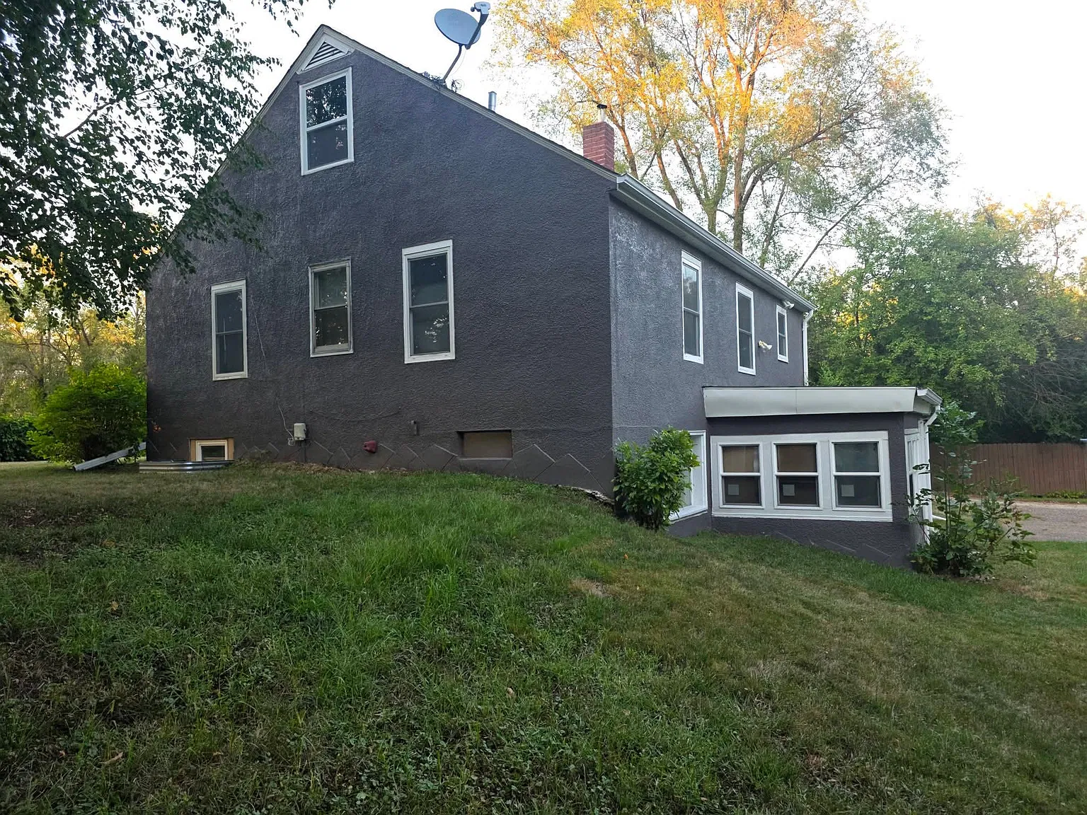 94 Larpenteur Ave W — Photo 2