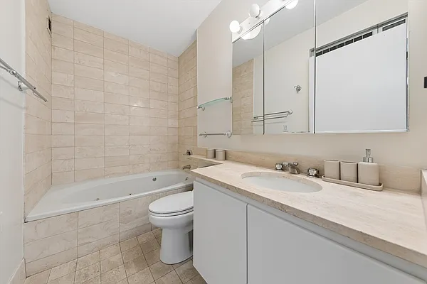 Bathroom, photo 1