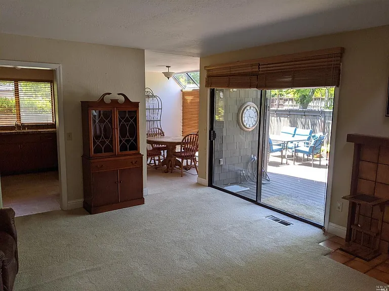 1382 Saint James Ct — Photo 7