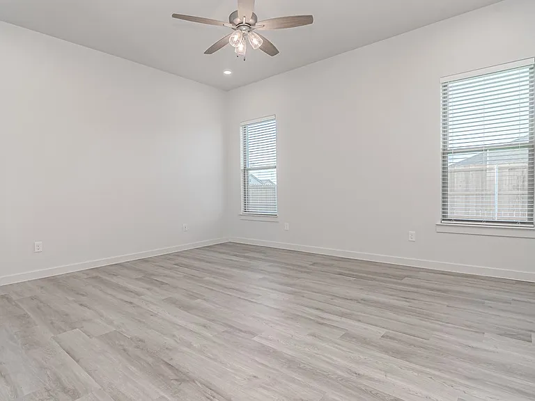 2060 Acacia Ln — Photo 11