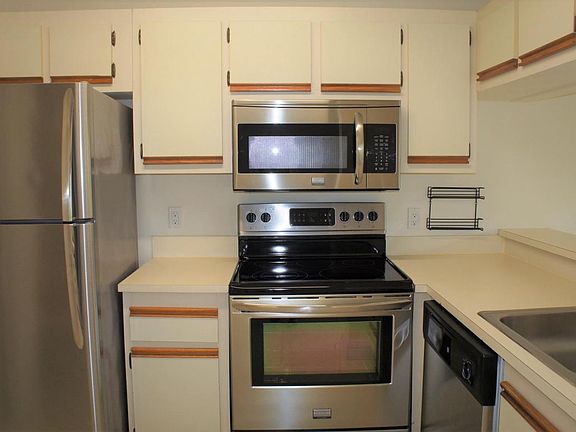 3rd image of 1128 The Pointe Dr #1128