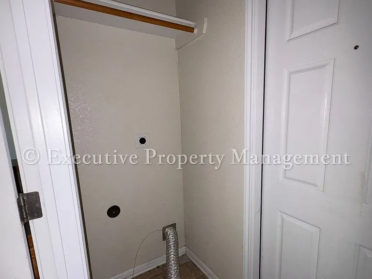 208 Janelle Dr — Photo 13