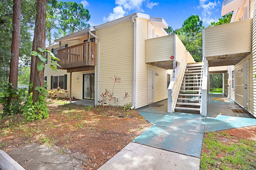 2 bed, 915 sqft, $1,700 — Photo 1