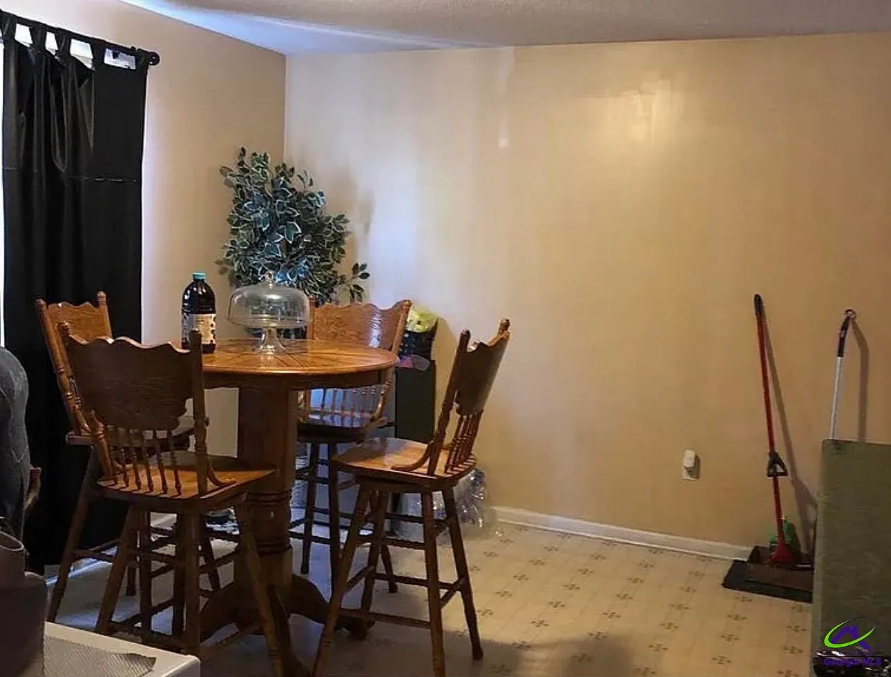 3 bed, 2.0 bath, 1395 sqft, $1,400 — Photo 2