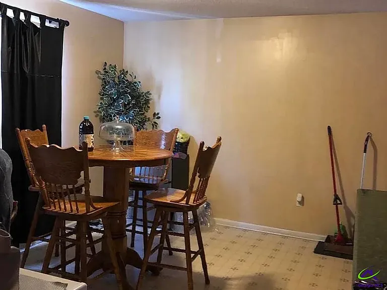 136 Oscar Ct — Photo 2