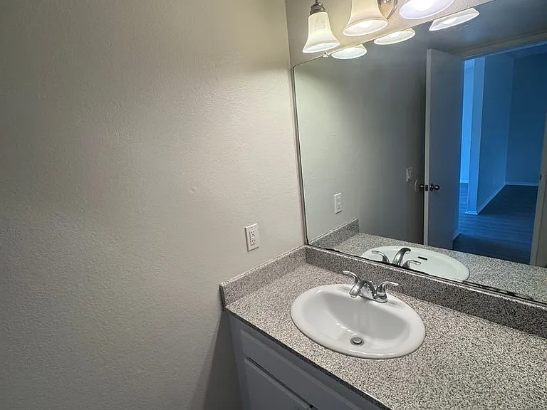 1236 Devonshire Ln — Photo 10