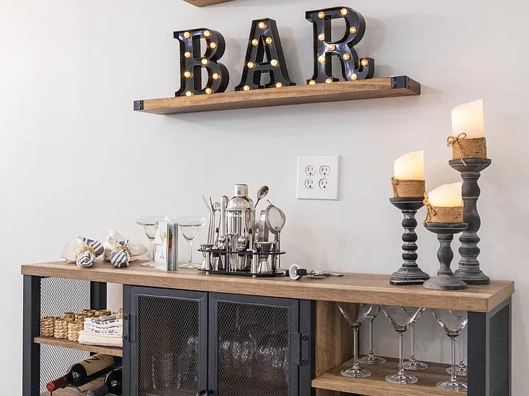 Great bar with plenty of glasses and mixing tools!