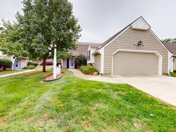 341 Woodlawn Cir, Lawrence, KS 66049