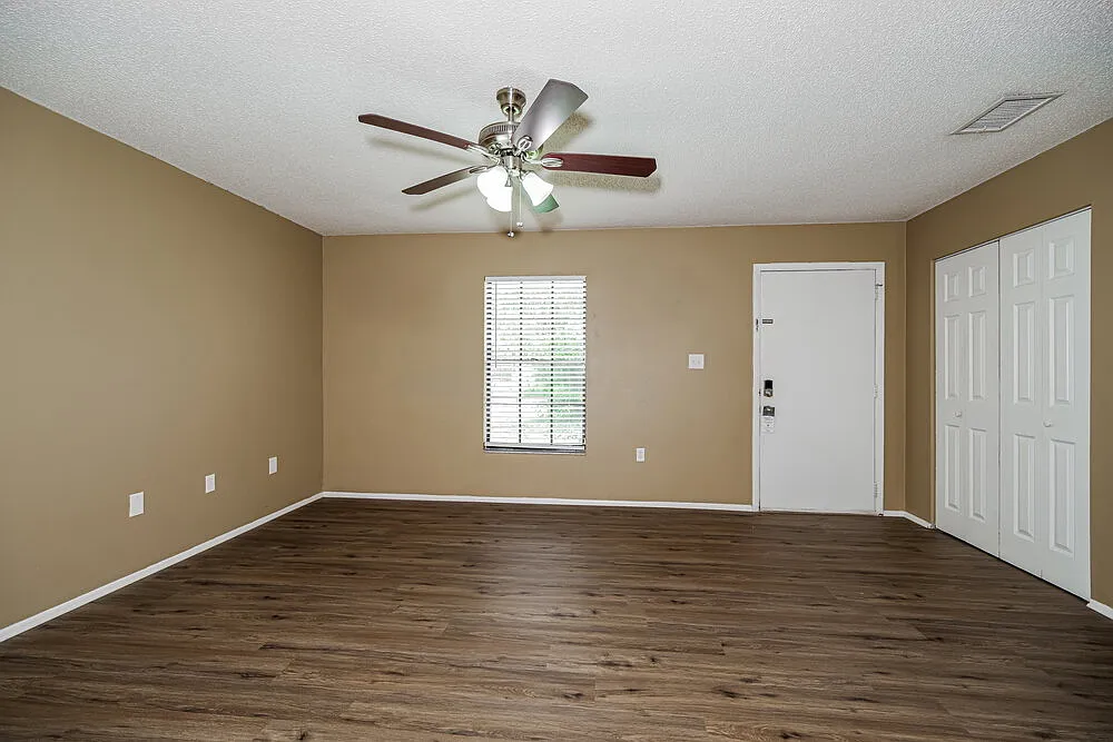3 bed, 2.0 bath, 1392 sqft, $1,630 — Photo 3