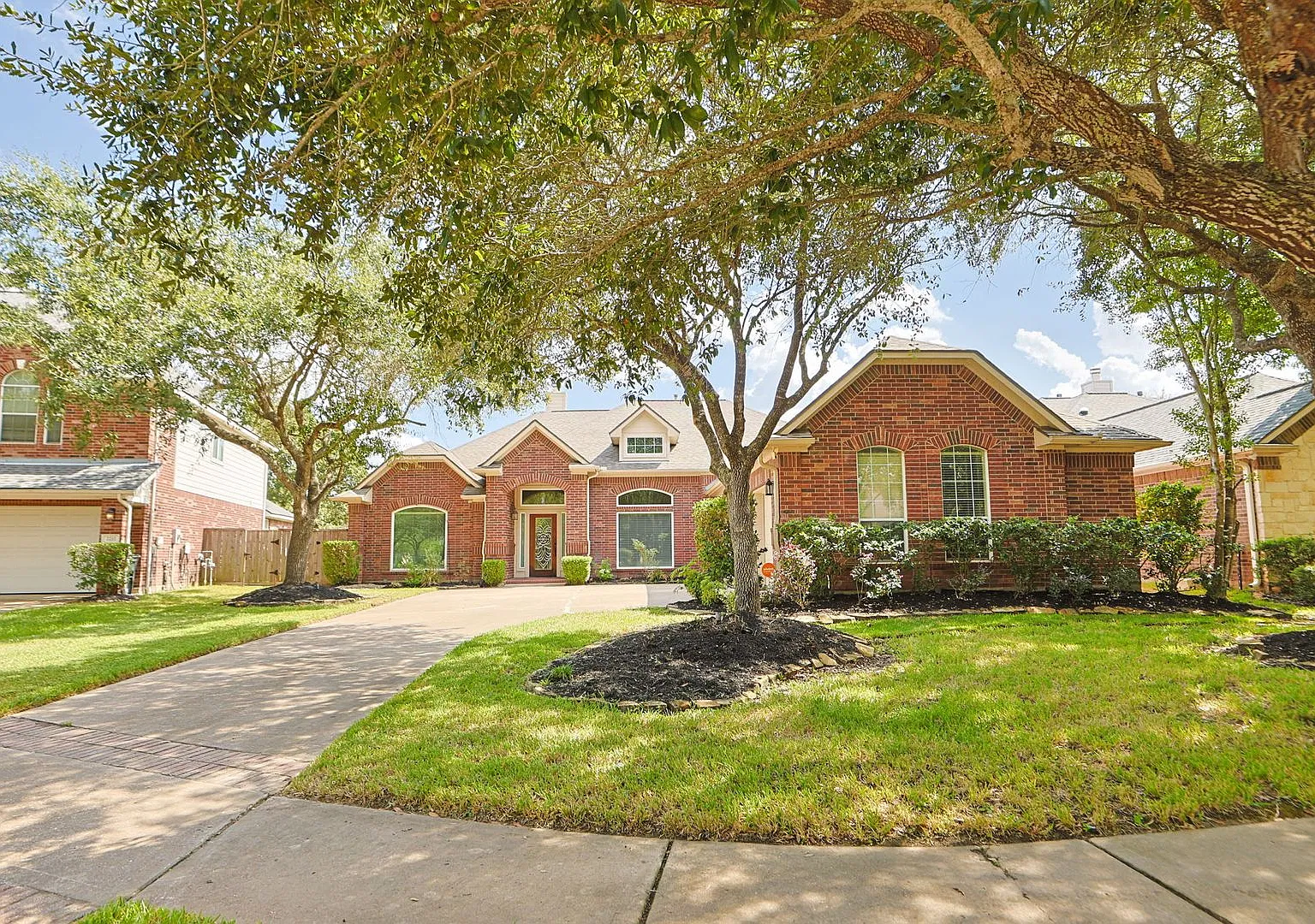 Spacious 3-Bedroom Home with Pool and Luxurious Upgrades Available for Lease — Photo 1