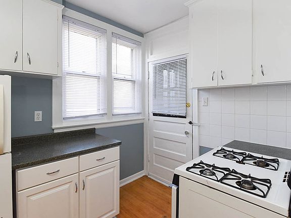 3rd image of 6341 N Greenview Ave #F1