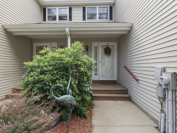 2nd image of 34 Sawmill Pond Rd Unit 34